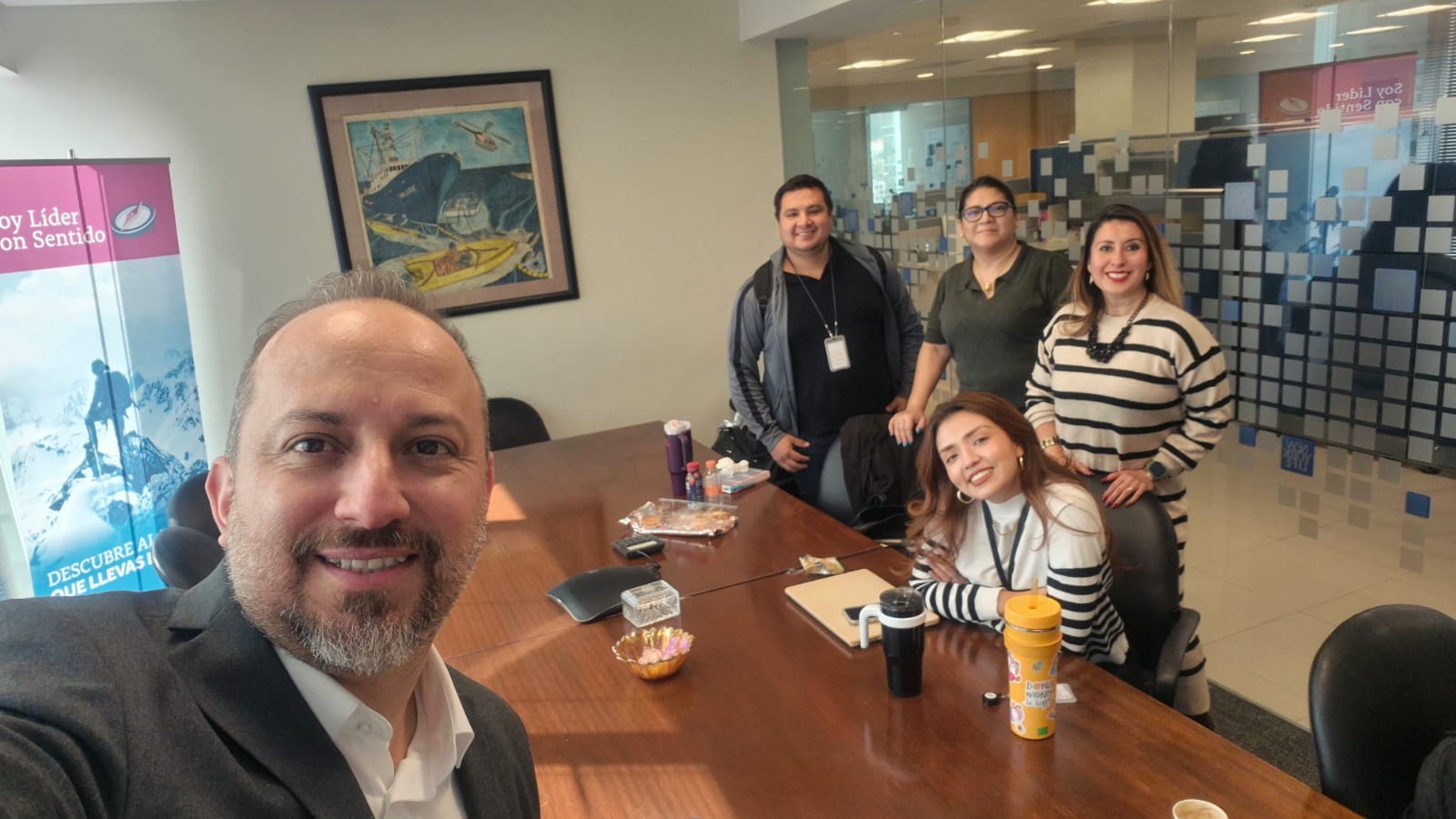 Equipo de 2813 Asesores de Seguros en una reunión de trabajo